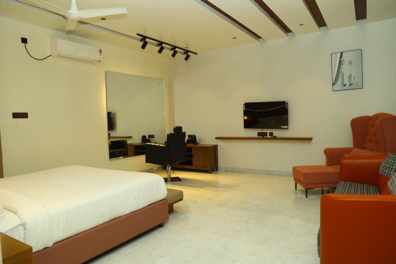 Guest Rooms & Suites